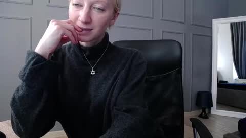 Snapshot of natalie_bitton chatting on February 19, 2025, 11:28 am Natalie online show from February 19, 2025, 11:28 am