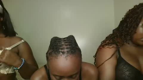 naughty_ellaa online show from September 25, 2025, 6:44 pm