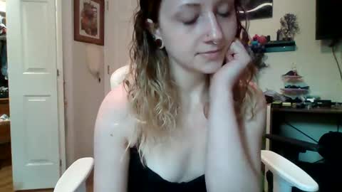 Snapshot of naughtymaeve chatting on September 15, 2025, 10:32 pm Maeve online show from September 15, 2025, 10:32 pm