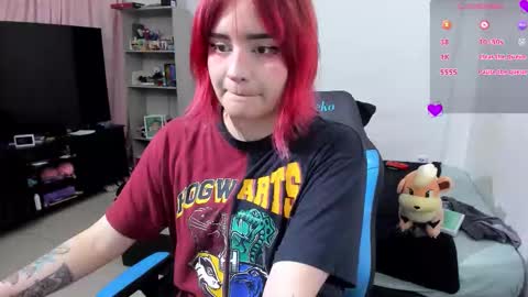 Snapshot of neeko_lol_ chatting on September 21, 2025, 7:54 am Geek Nicole im Neeko UwU online show from September 21, 2025, 7:54 am