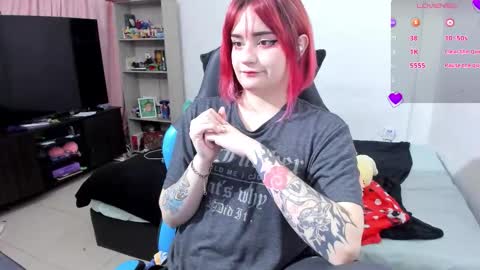 Snapshot of neeko_lol_ chatting on October 2, 2025, 11:06 am Geek Nicole im Neeko UwU online show from October 2, 2025, 11:06 am