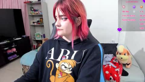 Snapshot of neeko_lol_ chatting on October 6, 2025, 12:08 am Geek Nicole im Neeko UwU online show from October 6, 2025, 12:08 am