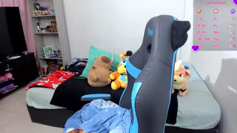 Snapshot of neeko_lol_ chatting on October 9, 2025, 7:56 pm Geek Nicole im Neeko UwU online show from October 9, 2025, 7:56 pm