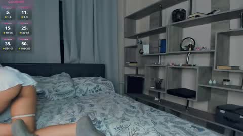 Vicky and Beatrice online show from November 17, 2025, 7:08 pm