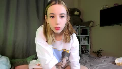 nelly_yy online show from January 27, 2025, 1:19 pm