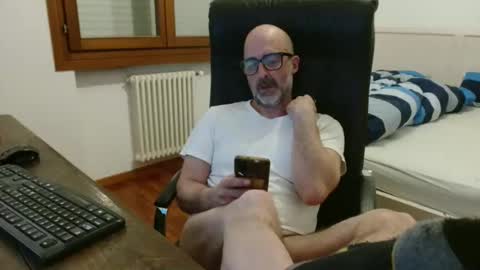 simi online show from April 12, 2026, 4:06 am