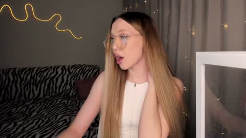 Mina online show from December 5, 2024, 12:33 pm