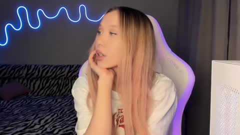 Mina online show from March 2, 2025, 3:05 pm