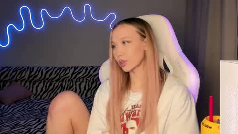 Mina online show from March 2, 2025, 6:08 pm