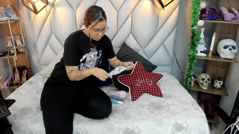 Snapshot of nezukokamado1_ chatting on January 14, 2025, 1:49 pm Milena online show from January 14, 2025, 1:49 pm
