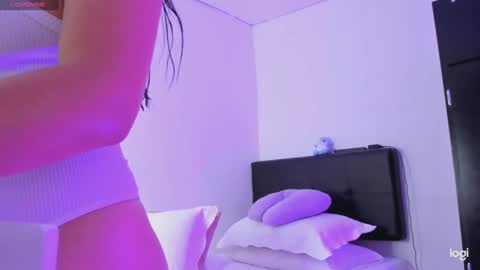 nia_16 online show from February 8, 2025, 5:29 pm