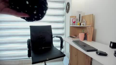 Snapshot of nia__white chatting on January 8, 2025, 5:59 pm laura  online show from January 8, 2025, 5:59 pm