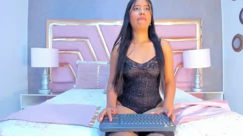 Nia  online show from September 23, 2025, 5:49 pm