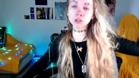 nica_kawaii online show from April 15, 2026, 2:24 pm