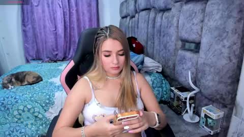YuliEM online show from April 21, 2026, 7:28 pm