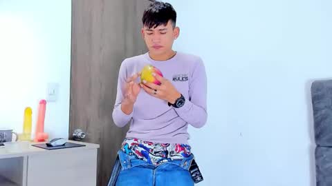 nicolastorres__ online show from November 10, 2025, 7:40 am