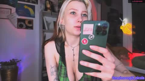 Snapshot of nicole_matt chatting on May 15, 2026, 10:39 pm Nicole online show from May 15, 2026, 10:39 pm