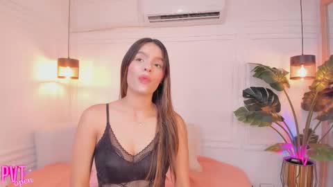 Snapshot of nicole_whitee chatting on February 19, 2026, 7:43 pm N A T A L I A online show from February 19, 2026, 7:43 pm