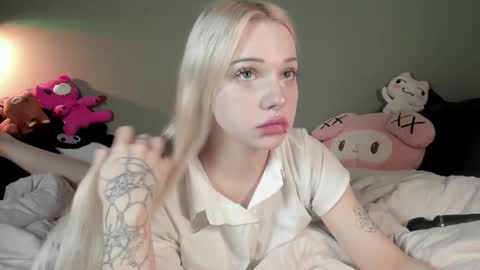 Snapshot of nicole_yo chatting on October 23, 2025, 4:01 am Mary online show from October 23, 2025, 4:01 am