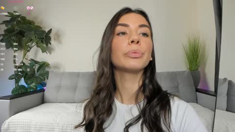 Snapshot of nicoleluuv chatting on December 2, 2024, 4:31 pm Dua Lipa online show from December 2, 2024, 4:31 pm