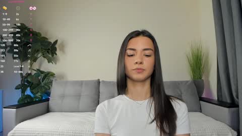 Snapshot of nicoleluuv chatting on December 5, 2024, 1:17 pm Dua Lipa online show from December 5, 2024, 1:17 pm