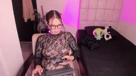 Nicol independent model online show from February 15, 2026, 9:33 pm