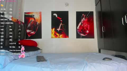 nicolle_hanks1 online show from May 14, 2026, 2:07 am