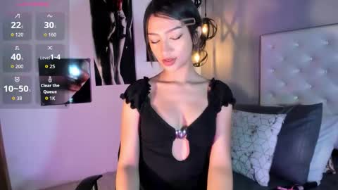 Nicolle online show from October 11, 2025, 1:53 pm