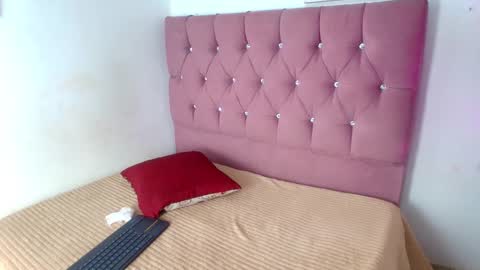 nicoo_2036 online show from September 17, 2025, 1:02 pm
