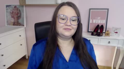 Snapshot of nightholly chatting on February 18, 2026, 5:36 am Holly online show from February 18, 2026, 5:36 am