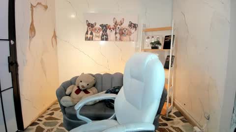 Anni online show from November 16, 2025, 8:25 pm