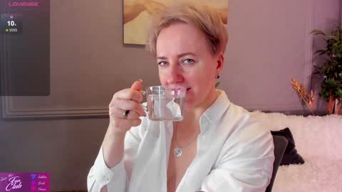 Snapshot of nika_smit chatting on January 4, 2025, 8:28 am Nika online show from January 4, 2025, 8:28 am