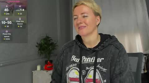 Snapshot of nika_smit chatting on October 31, 2025, 10:05 am Nika online show from October 31, 2025, 10:05 am