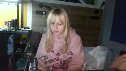 nikirinksss online show from April 19, 2026, 8:44 pm