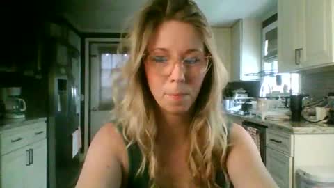 nikkib653466 online show from April 2, 2026, 5:10 pm