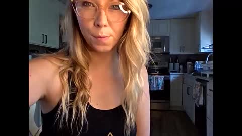 nikkib653466 online show from May 21, 2026, 5:09 pm