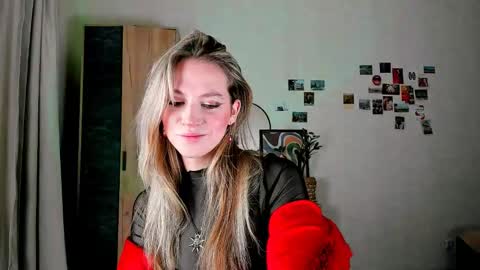 Snapshot of niky_jess chatting on December 19, 2024, 2:24 pm Veronica online show from December 19, 2024, 2:24 pm