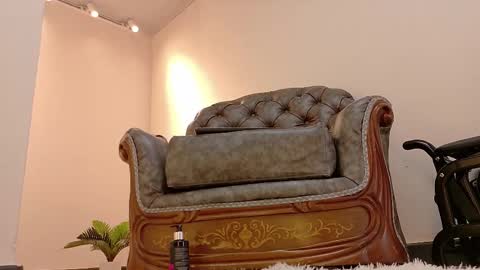  NIKY SMIT  online show from March 6, 2025, 6:05 pm