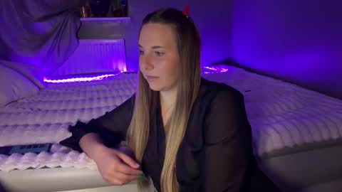 Snapshot of ninaglow_ chatting on October 3, 2025, 7:00 pm ninaglow_ online show from October 3, 2025, 7:00 pm