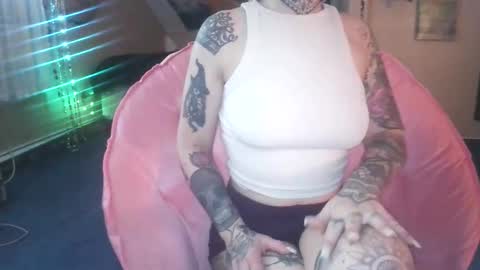 Snapshot of no_facequeen chatting on December 16, 2025, 1:16 pm Leah online show from December 16, 2025, 1:16 pm