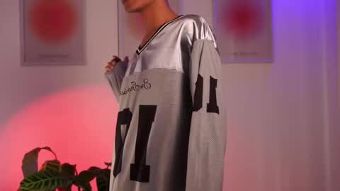 Snapshot of noahh_th03 chatting on February 19, 2025, 4:11 pm Noah online show from February 19, 2025, 4:11 pm