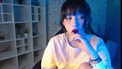 Snapshot of noeva_ chatting on October 4, 2025, 12:08 am Noeva online show from October 4, 2025, 12:08 am