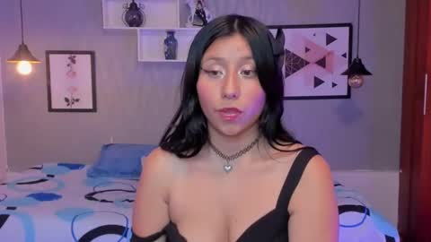 Snapshot of nohemi_louse chatting on February 18, 2025, 12:26 am Nohemi online show from February 18, 2025, 12:26 am