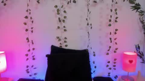 Snapshot of nyx_nayla chatting on March 5, 2025, 6:01 am online show from March 5, 2025, 6:01 am