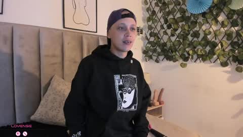 Sara Help me reach 1000 followers online show from June 5, 2026, 4:02 pm