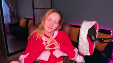 Snapshot of oddlyfamiliar chatting on December 25, 2024, 12:47 pm Call me Bee online show from December 25, 2024, 12:47 pm