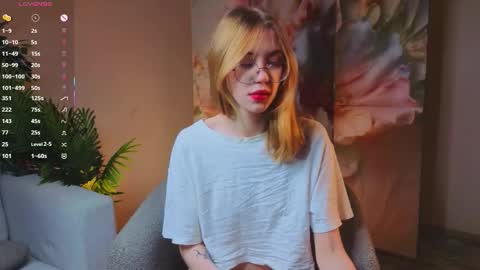 Lynna online show from December 22, 2025, 11:07 am