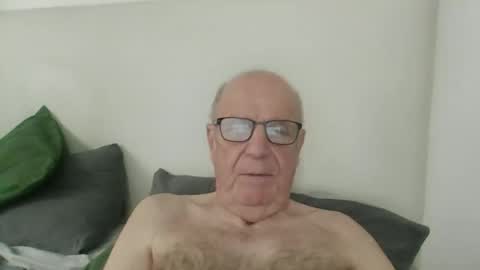 Snapshot of oggi95 chatting on November 5, 2025, 3:34 pm oggi95 online show from November 5, 2025, 3:34 pm