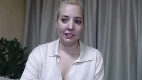 Snapshot of ohsweetmari chatting on May 31, 2026, 2:35 pm Mari online show from May 31, 2026, 2:35 pm