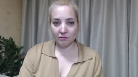 Snapshot of ohsweetmari chatting on June 2, 2026, 4:20 pm Mari online show from June 2, 2026, 4:20 pm